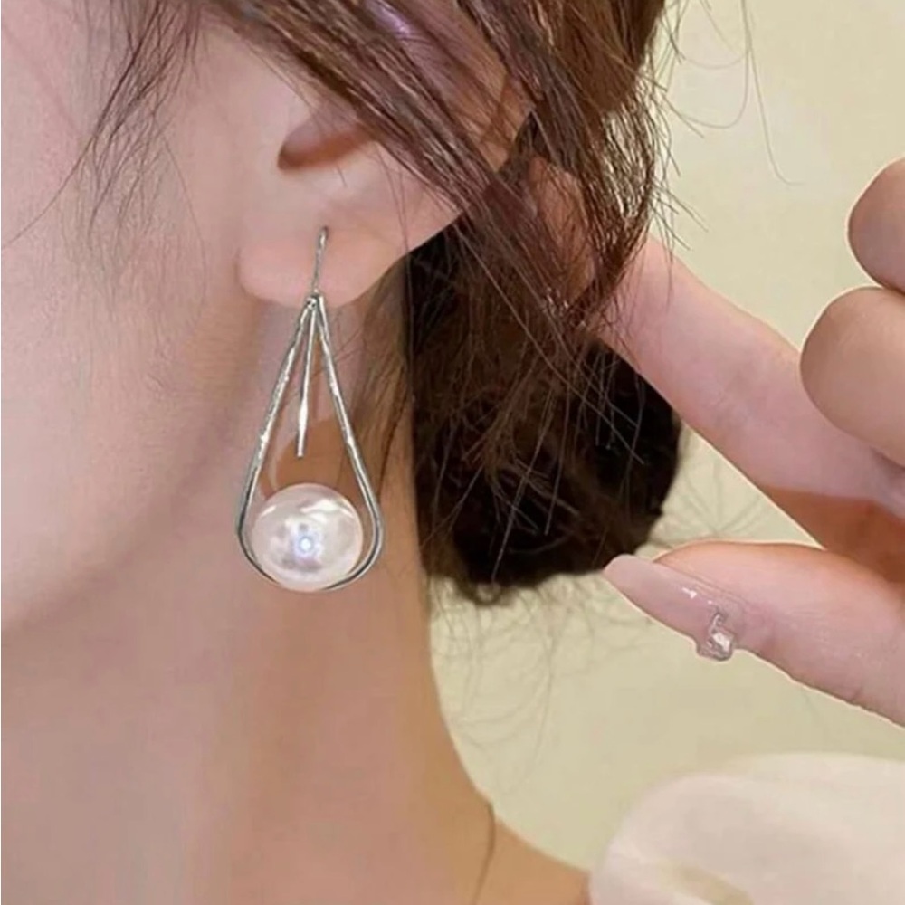 Elegant Geometric Pearl Earrings - Picture 3 of 4